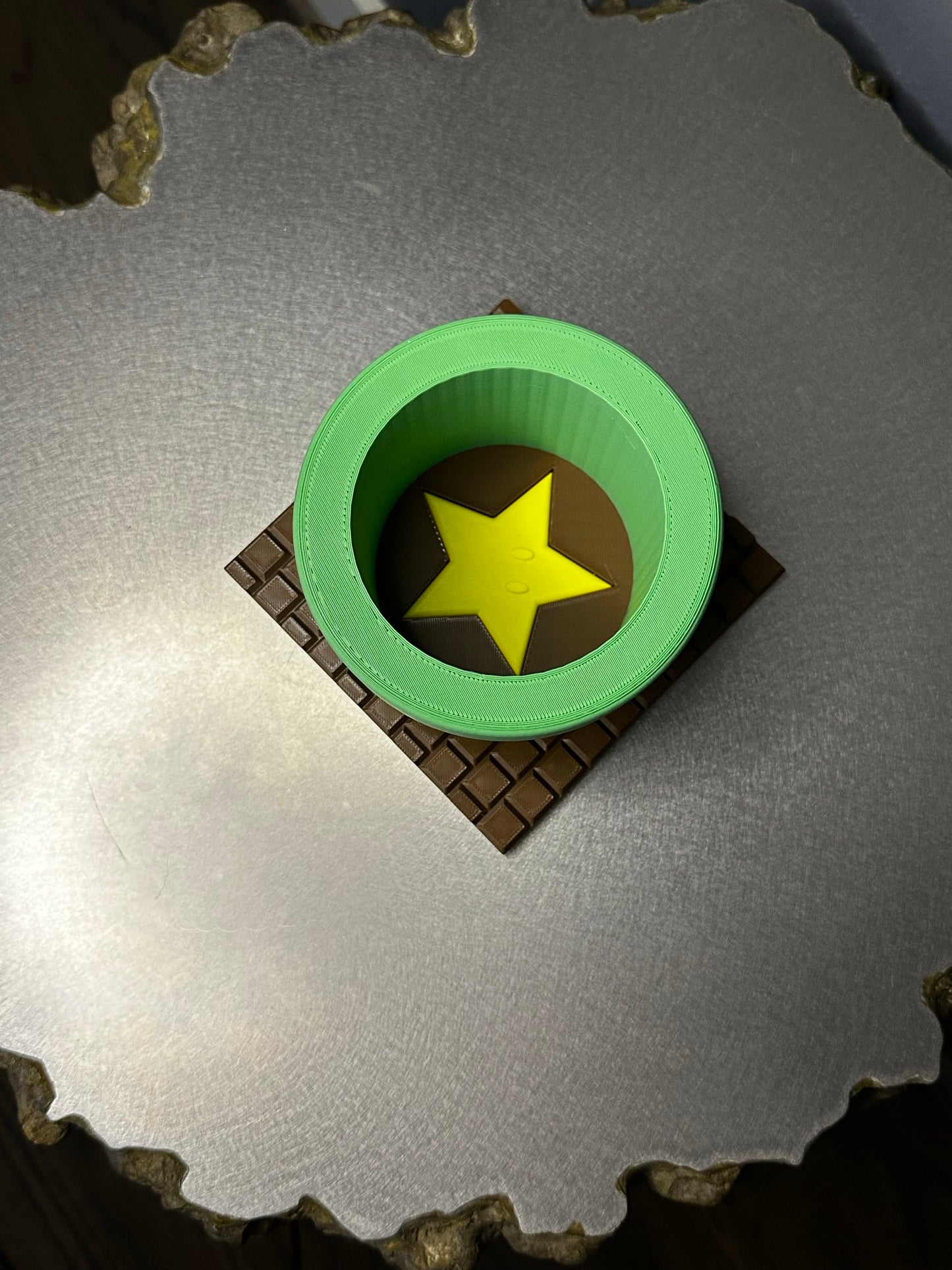 Coaster base comes with option of yellow star in middle or red piranha. This picture shows the yellow star variant.